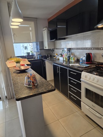 VENTA DPTO 2 DORMITORIOS, 2 BAÑOS, COCHERA, FRENTE CON BALCON, VILLA CARLOS PAZ.