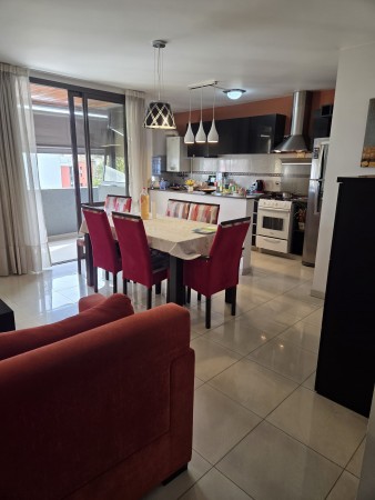 VENTA DPTO 2 DORMITORIOS, 2 BAÑOS, COCHERA, FRENTE CON BALCON, VILLA CARLOS PAZ.