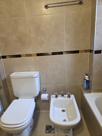 VENTA DPTO 2 DORMITORIOS, 2 BAÑOS, COCHERA, FRENTE CON BALCON, VILLA CARLOS PAZ.