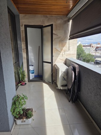 VENTA DPTO 2 DORMITORIOS, 2 BAÑOS, COCHERA, FRENTE CON BALCON, VILLA CARLOS PAZ.
