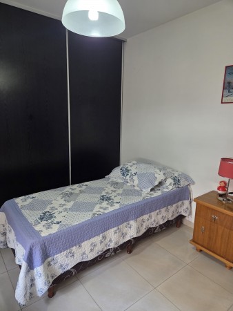 VENTA DPTO 2 DORMITORIOS, 2 BAÑOS, COCHERA, FRENTE CON BALCON, VILLA CARLOS PAZ.