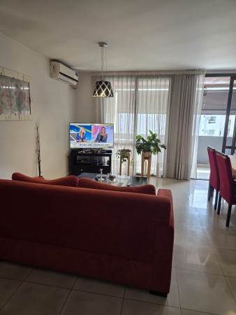 VENTA DPTO 2 DORMITORIOS, 2 BAÑOS, COCHERA, FRENTE CON BALCON, VILLA CARLOS PAZ.