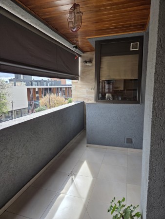 VENTA DPTO 2 DORMITORIOS, 2 BAÑOS, COCHERA, FRENTE CON BALCON, VILLA CARLOS PAZ.