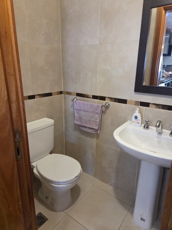 VENTA DPTO 2 DORMITORIOS, 2 BAÑOS, COCHERA, FRENTE CON BALCON, VILLA CARLOS PAZ.