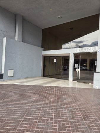 VENTA DPTO 2 DORMITORIOS, 2 BAÑOS, COCHERA, FRENTE CON BALCON, VILLA CARLOS PAZ.