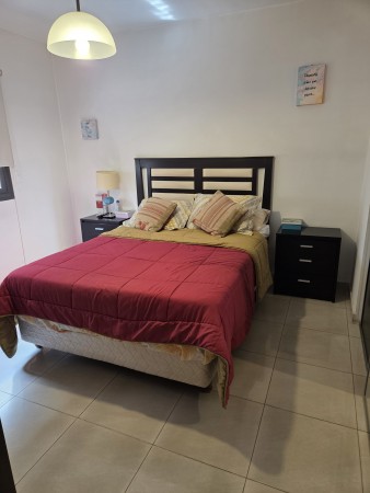 VENTA DPTO 2 DORMITORIOS, 2 BAÑOS, COCHERA, FRENTE CON BALCON, VILLA CARLOS PAZ.
