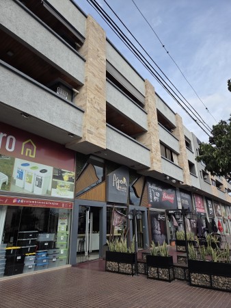 VENTA DPTO 2 DORMITORIOS, 2 BAÑOS, COCHERA, FRENTE CON BALCON, VILLA CARLOS PAZ.