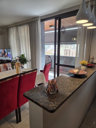 VENTA DPTO 2 DORMITORIOS, 2 BAÑOS, COCHERA, FRENTE CON BALCON, VILLA CARLOS PAZ.