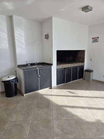 VENTA DPTO 2 DORMITORIOS, 2 BAÑOS, COCHERA, FRENTE CON BALCON, VILLA CARLOS PAZ.