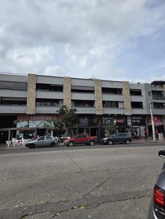 VENTA DPTO 2 DORMITORIOS, 2 BAÑOS, COCHERA, FRENTE CON BALCON, VILLA CARLOS PAZ.