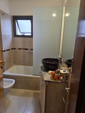 VENTA DPTO 2 DORMITORIOS, 2 BAÑOS, COCHERA, FRENTE CON BALCON, VILLA CARLOS PAZ.