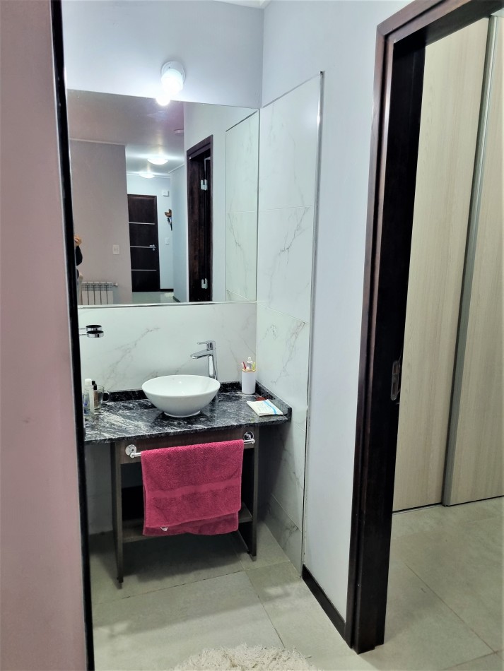 VENTA DPTO 2 DORMITORIOS, 2 BAÑOS, FRENTE CON BALCON TERRAZA Y COCHERA EN CENTRO CARLOS PAZ