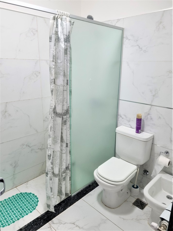 VENTA DPTO 2 DORMITORIOS, 2 BAÑOS, FRENTE CON BALCON TERRAZA Y COCHERA EN CENTRO CARLOS PAZ