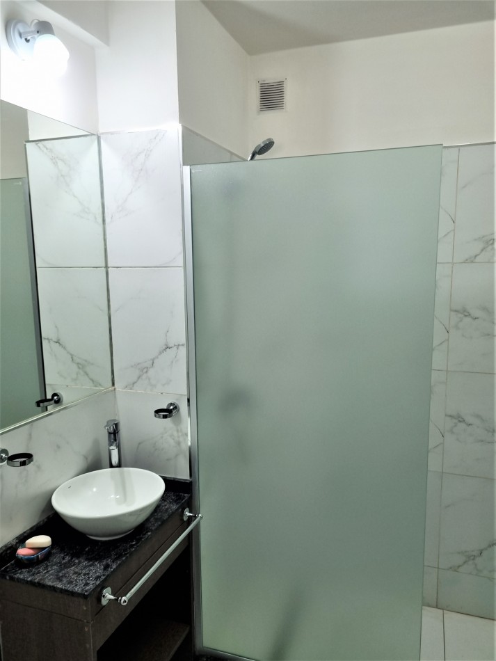 VENTA DPTO 2 DORMITORIOS, 2 BAÑOS, FRENTE CON BALCON TERRAZA Y COCHERA EN CENTRO CARLOS PAZ