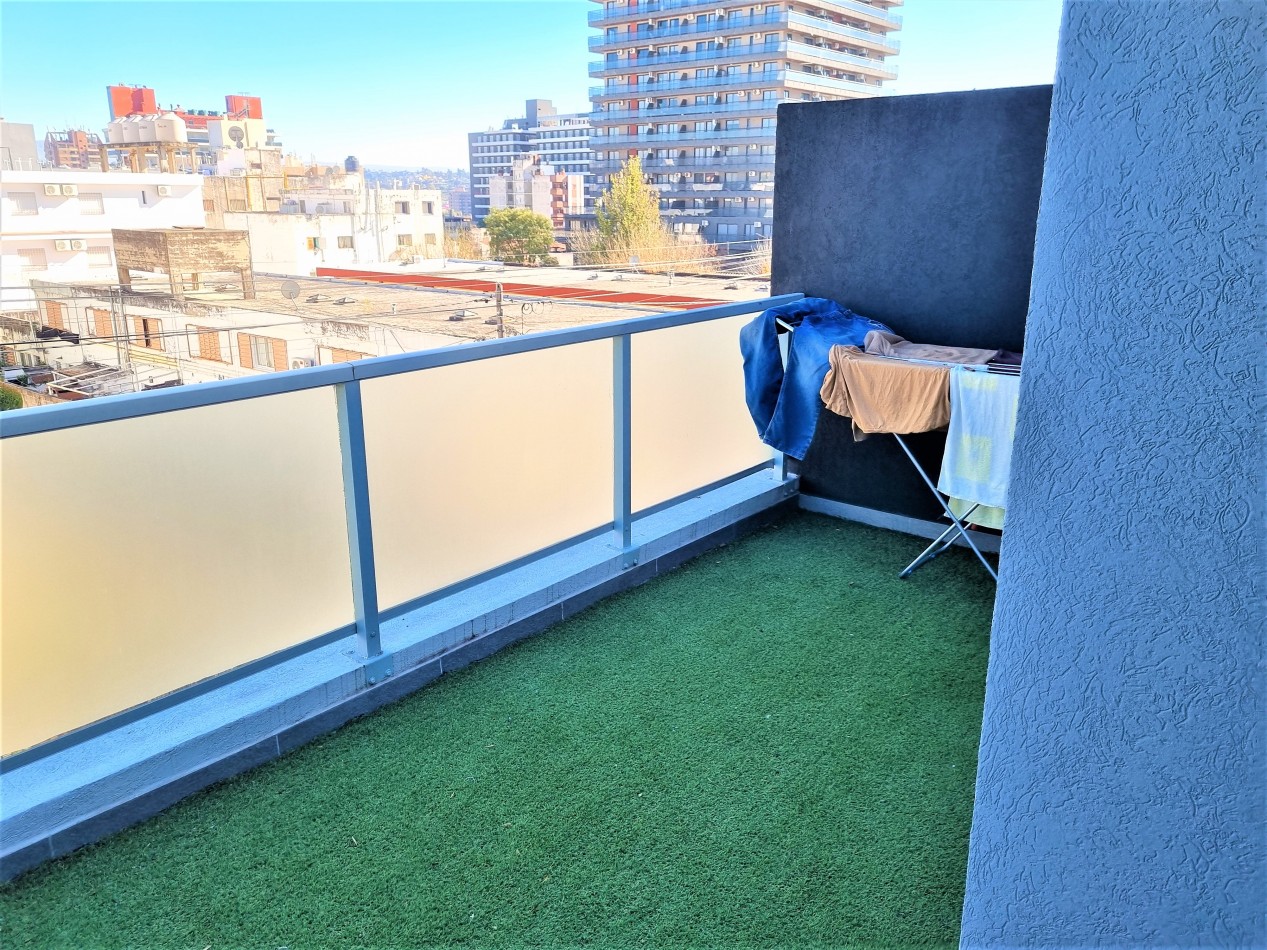 VENTA DPTO 2 DORMITORIOS, 2 BAÑOS, FRENTE CON BALCON TERRAZA Y COCHERA EN CENTRO CARLOS PAZ