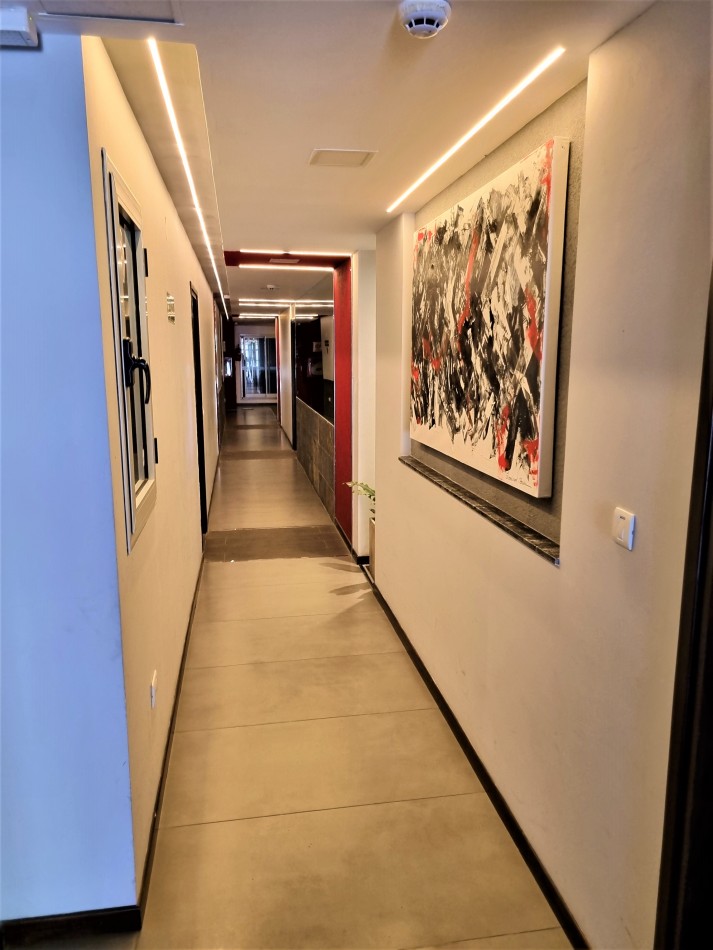 VENTA DPTO 2 DORMITORIOS, 2 BAÑOS, FRENTE CON BALCON TERRAZA Y COCHERA EN CENTRO CARLOS PAZ