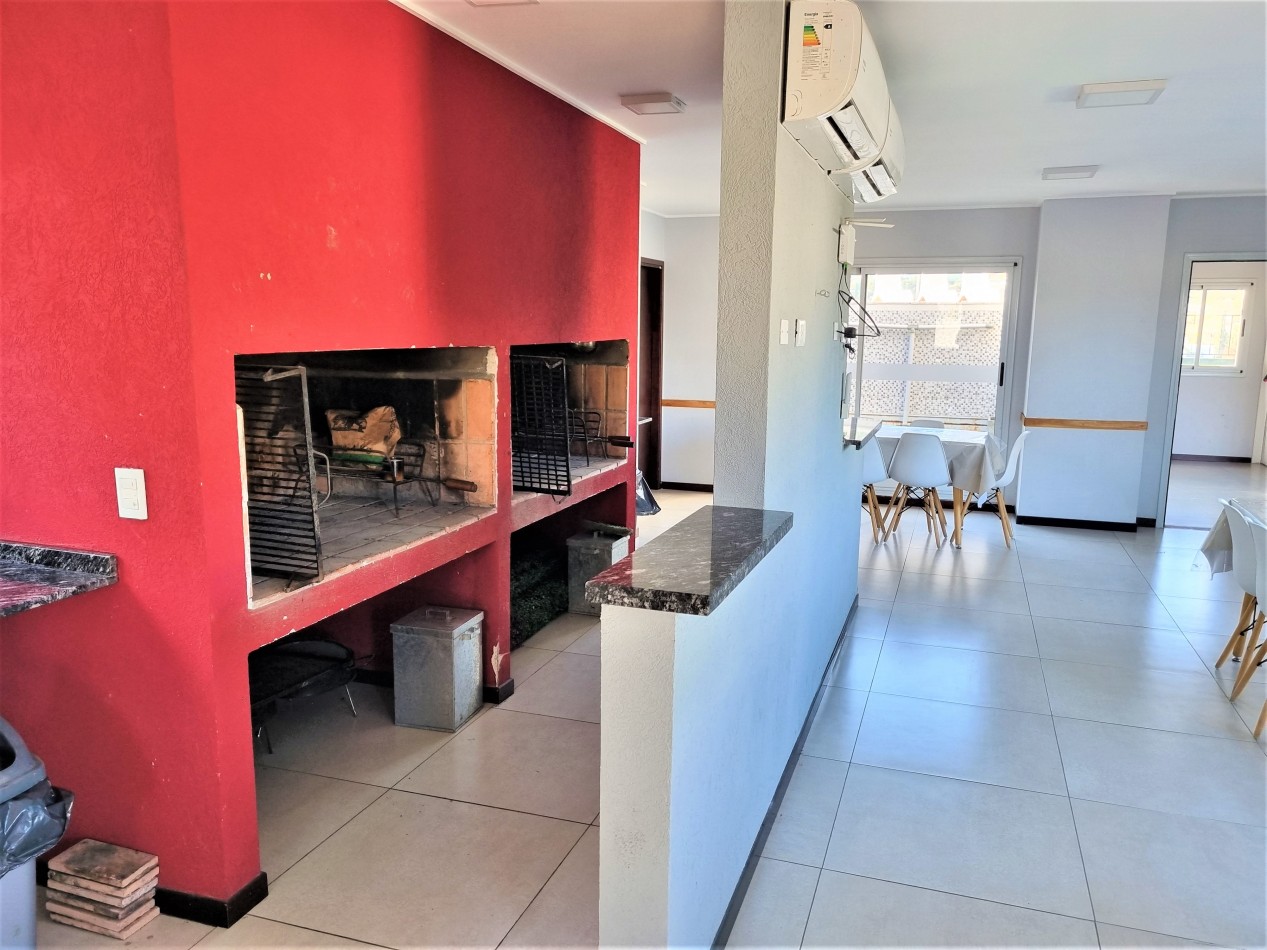 VENTA DPTO 2 DORMITORIOS, 2 BAÑOS, FRENTE CON BALCON TERRAZA Y COCHERA EN CENTRO CARLOS PAZ