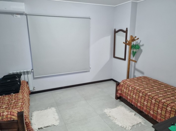 VENTA DPTO 2 DORMITORIOS, 2 BAÑOS, FRENTE CON BALCON TERRAZA Y COCHERA EN CENTRO CARLOS PAZ