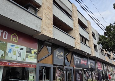 VENTA DPTO 2 DORMITORIOS, 2 BAÑOS, COCHERA, FRENTE CON BALCON, VILLA CARLOS PAZ.